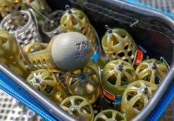 Absolute Window Feeders (caged) Small -Visuitrusting Winkel preston innovations absolute window feeders caged 2